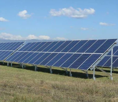 Takbelastat solskyddssystem för solpanelstak
